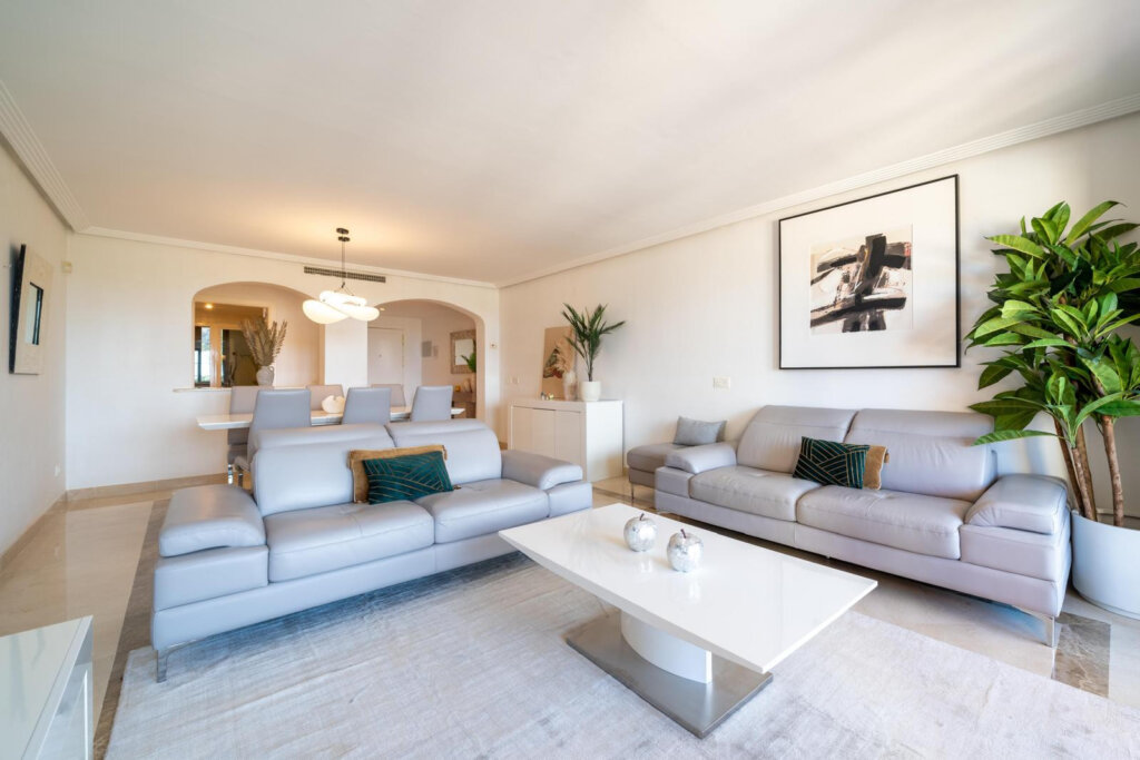 Furnished 3 Bedroom Apartment for Rent in Las Jacarandas, Nueva Milla de Oro, Estepona