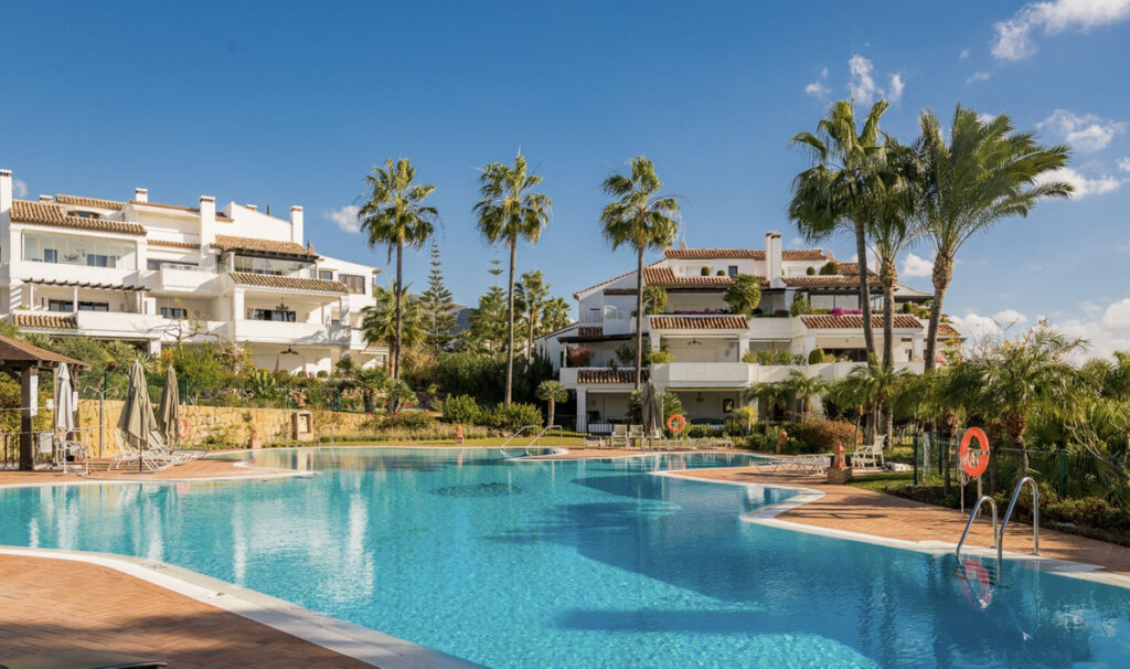 2 Bedroom Apartment with Terrace for Rent in Milla de Oro, Marbella