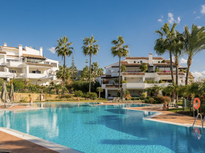 2 Bedroom Apartment with Terrace for Rent in Milla de Oro, Marbella