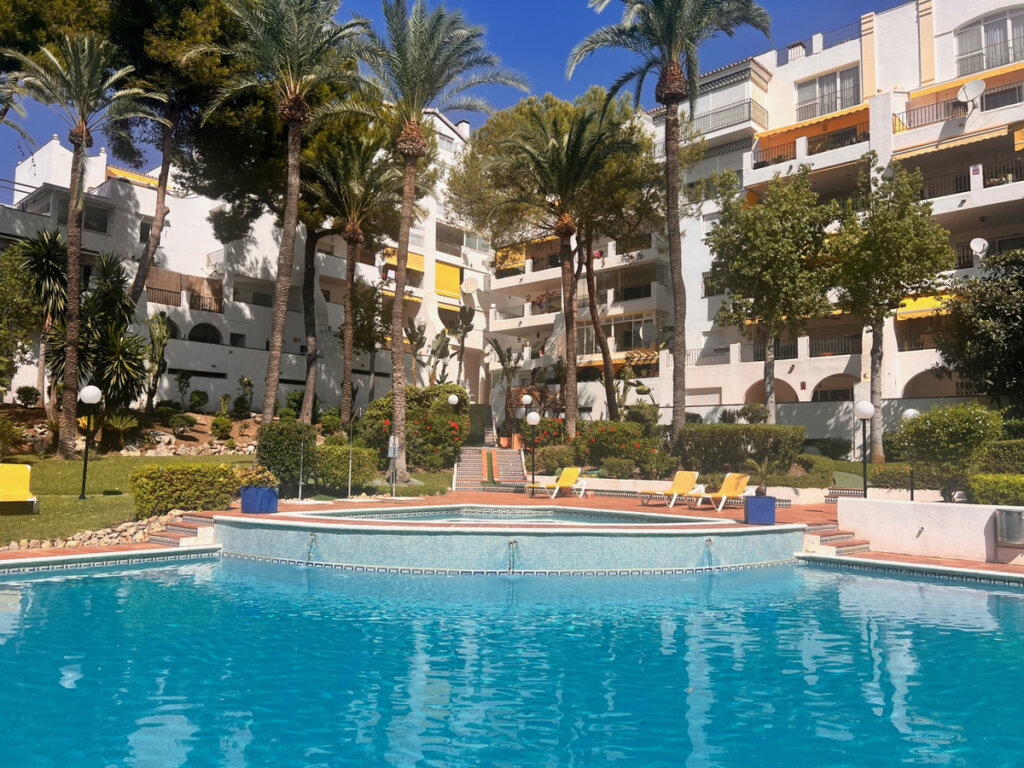 Furnished 2 Bedroom Apartment with Terrace for Rent in Estepona