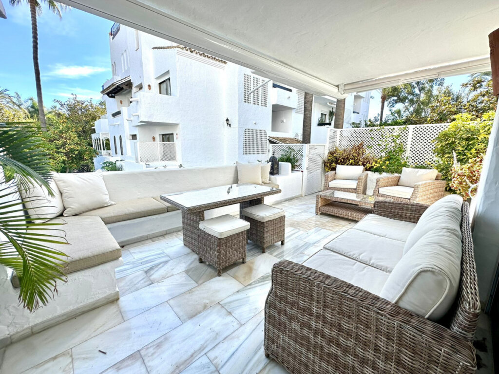 Furnished 2 Bedroom Apartment with Terrace for Rent in Puerto Banús