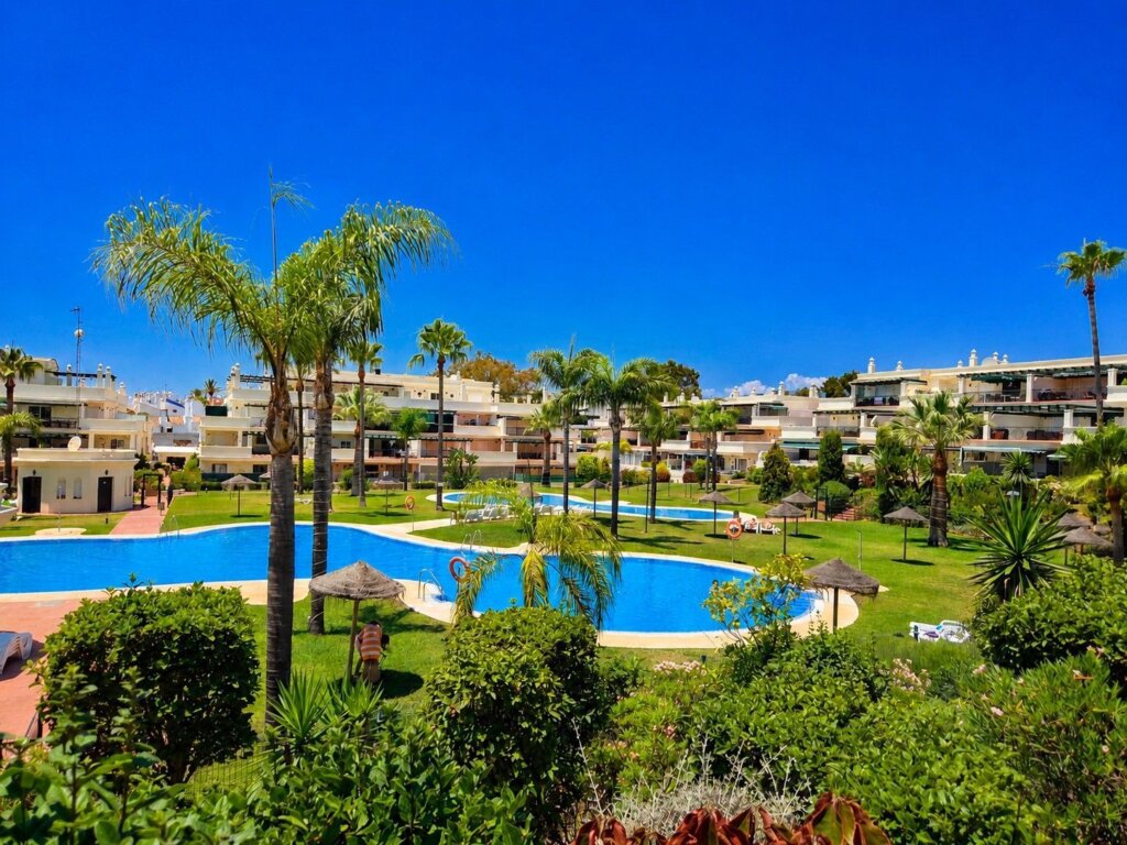 Furnished 2 Bedroom Apartment with Terrace for Rent in Nueva Andalucía, Marbella