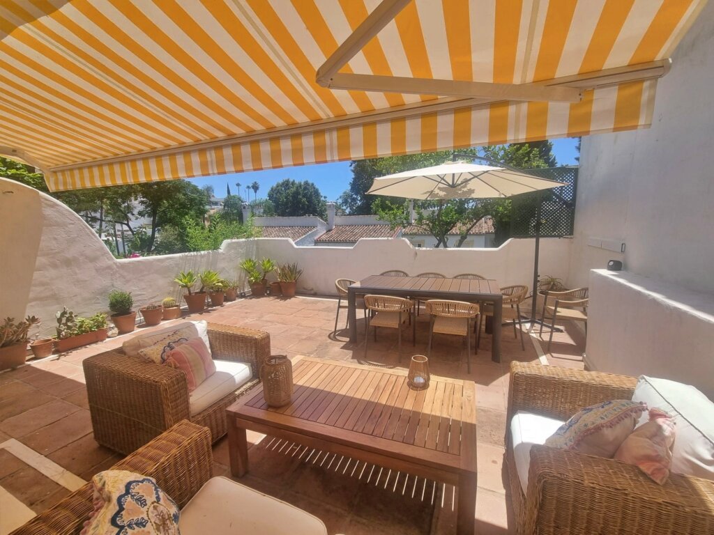 4 Bedroom Private Villa with Terrace for Rent in El Capricho, Milla de Oro, Marbella