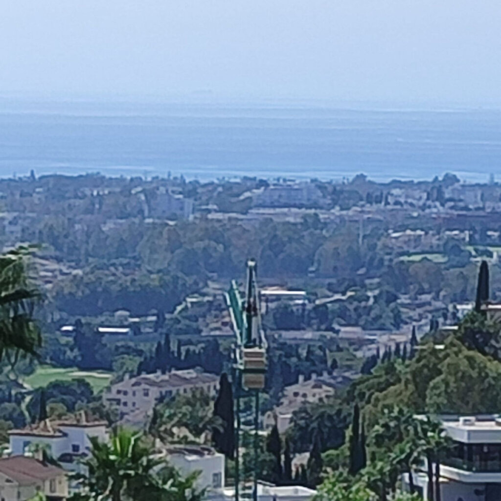 2 Bedroom Apartment with Terrace for Rent in La Quinta, Benahavís
