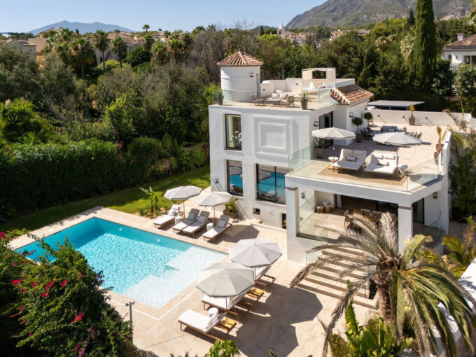 Furnished 5 Bedroom Private Villa with Terrace for Rent in Marbella