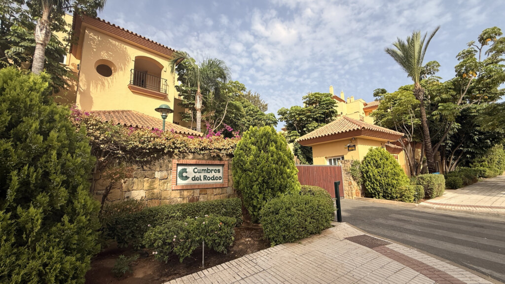 Furnished 2 Bedroom Apartment for Rent in Cumbres del Rodeo, Nueva Andalucía, Marbella