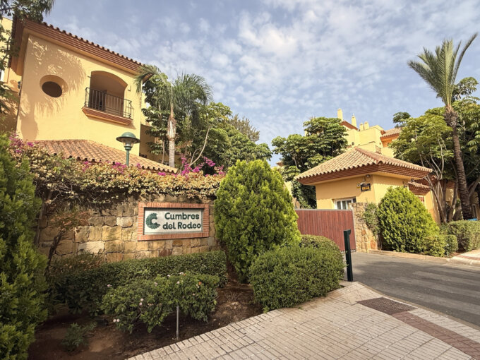Furnished 2 Bedroom Apartment for Rent in Cumbres del Rodeo, Nueva Andalucía, Marbella
