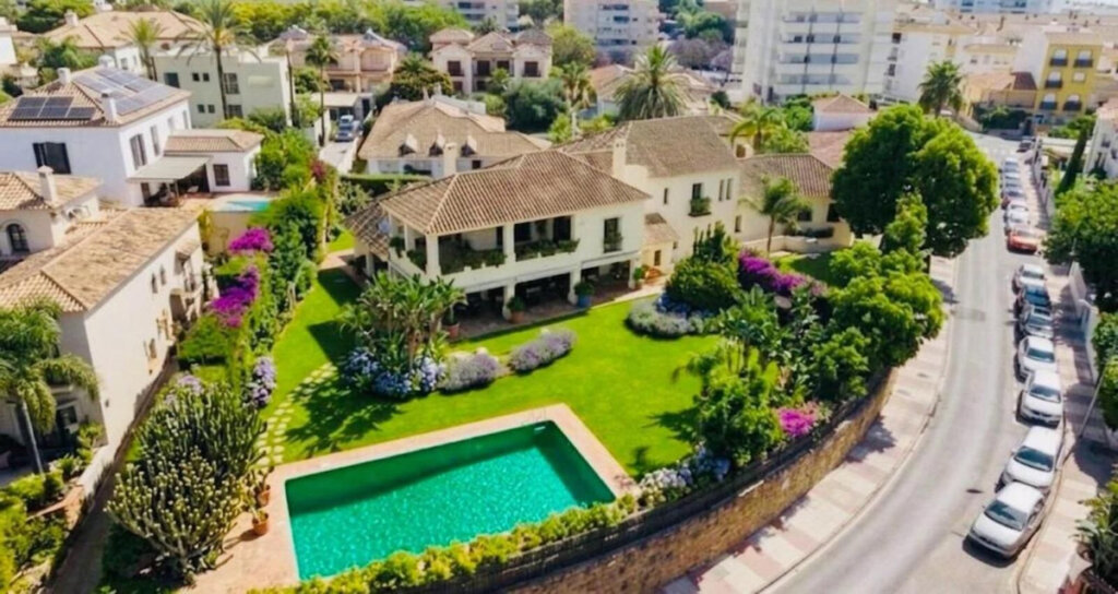 Furnished 5 Bedroom Private Villa with Terrace for Rent in Marbella