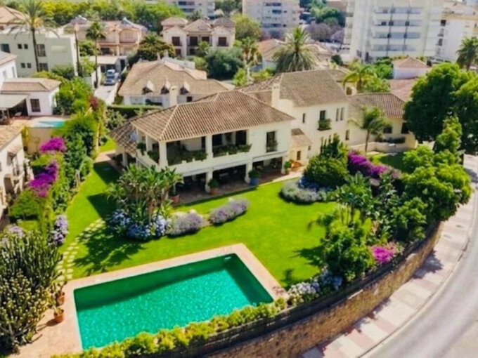 Furnished 5 Bedroom Private Villa with Terrace for Rent in Marbella