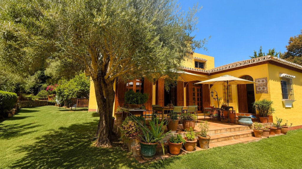 Furnished 4 Bedroom Private Villa with Terrace for Rent in Marbella