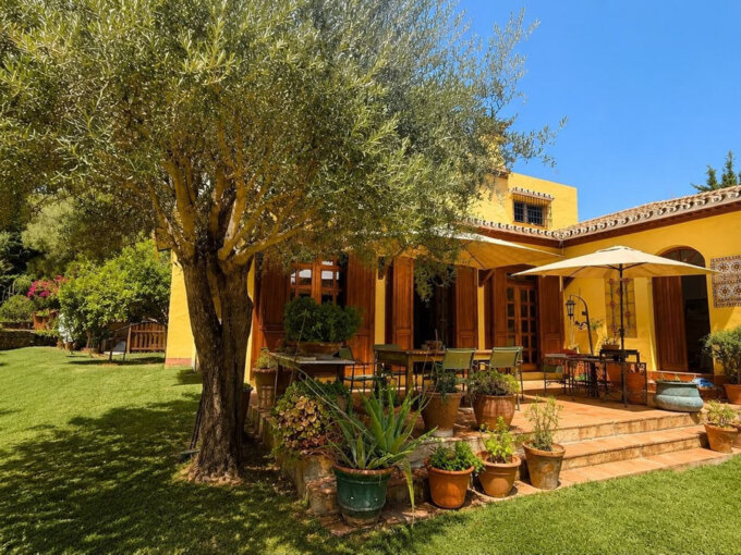 Furnished 4 Bedroom Private Villa with Terrace for Rent in Marbella
