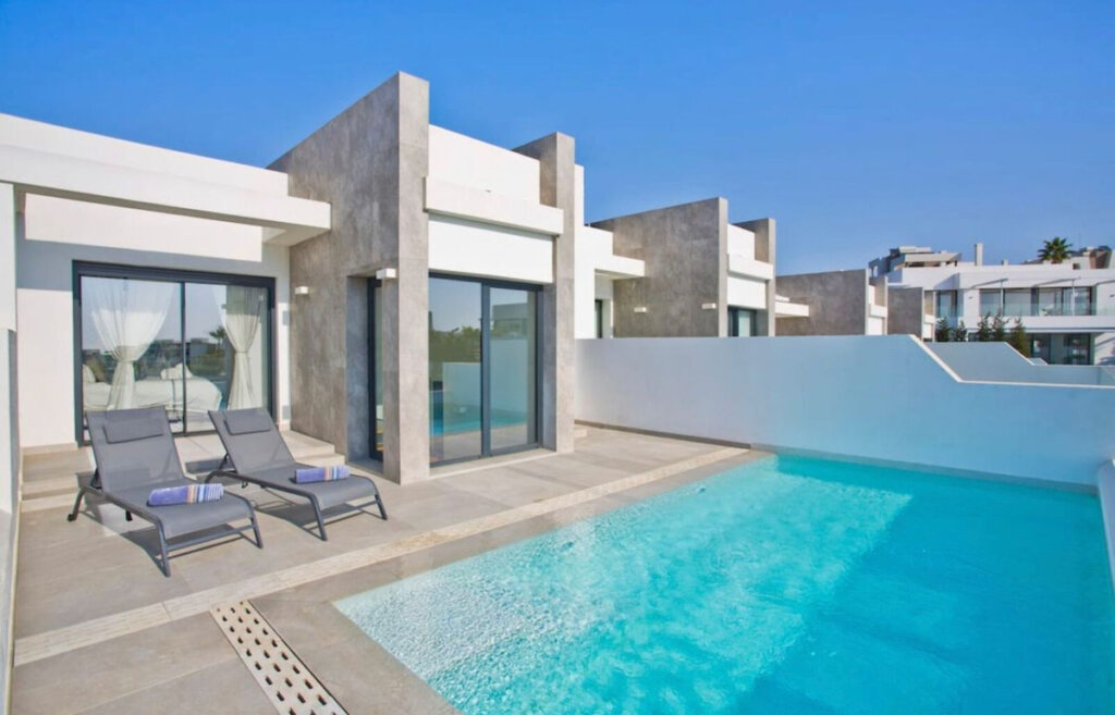 Furnished 3 Bedroom Private Villa with Terrace for Rent in Cabopino, Marbella