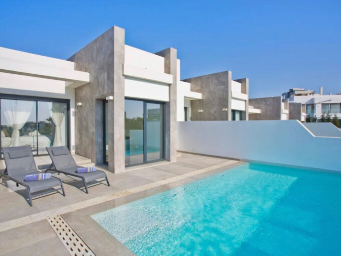 Furnished 3 Bedroom Private Villa with Terrace for Rent in Cabopino, Marbella