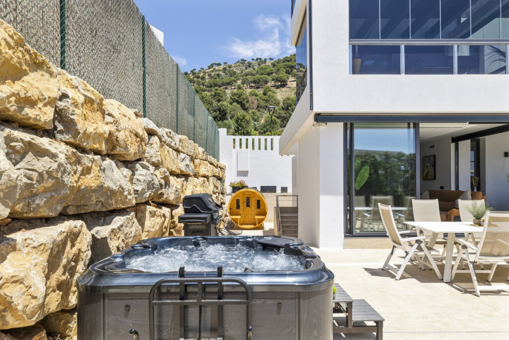 Furnished 4 Bedroom Private Villa with Terrace for Rent in Mijas
