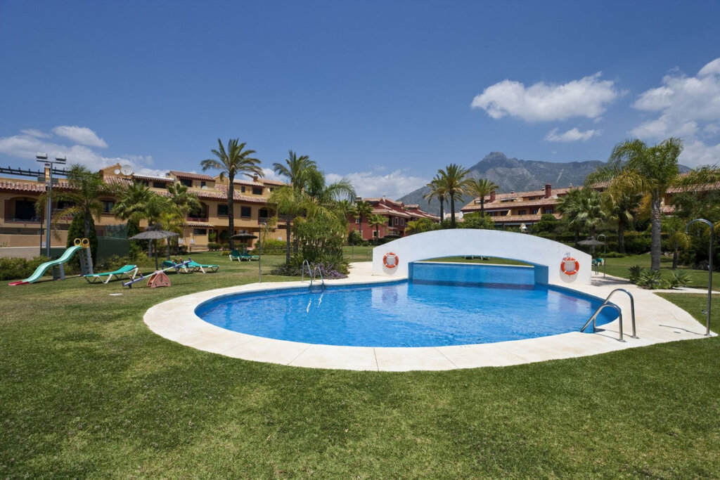 Furnished 3 Bedroom Private Villa with Terrace for Rent in Milla de Oro, Marbella