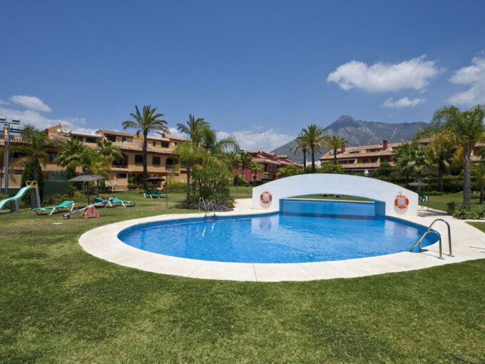 Furnished 3 Bedroom Private Villa with Terrace for Rent in Milla de Oro, Marbella