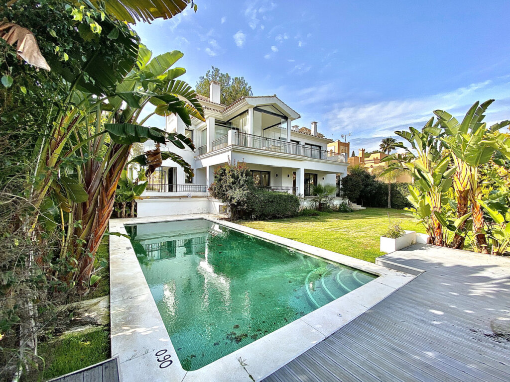 6 Bedroom Private Villa for Rent in Puerto Banús