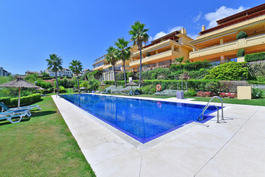 2 Bedroom Apartment with Terrace for Rent in Sierra Blanca, Marbella
