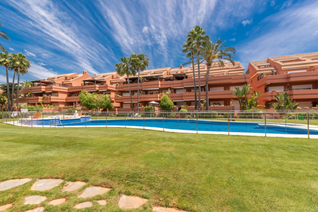 Furnished 2 Bedroom Apartment with Terrace for Rent in Puerto Banús