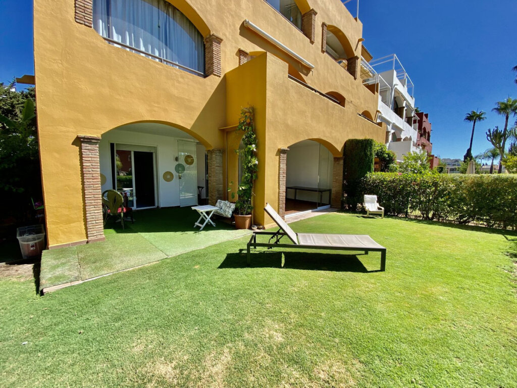 Furnished 2 Bedroom Apartment with Terrace for Rent in Milla de Oro, Marbella