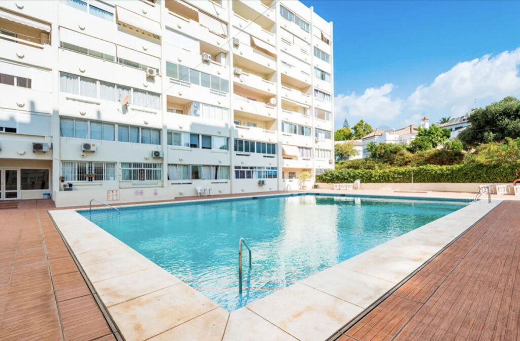 Furnished 1 Bedroom Apartment with Terrace for Rent in Marbella