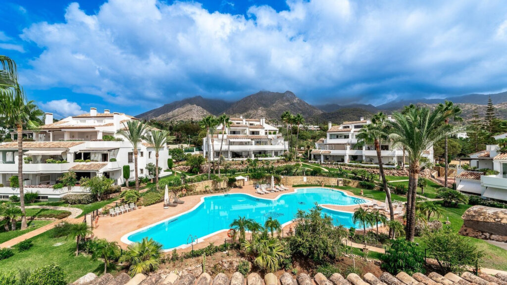 4 Bedroom Apartment with Terrace for Rent in Milla de Oro, Marbella