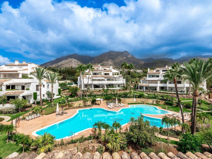 4 Bedroom Apartment with Terrace for Rent in Milla de Oro, Marbella