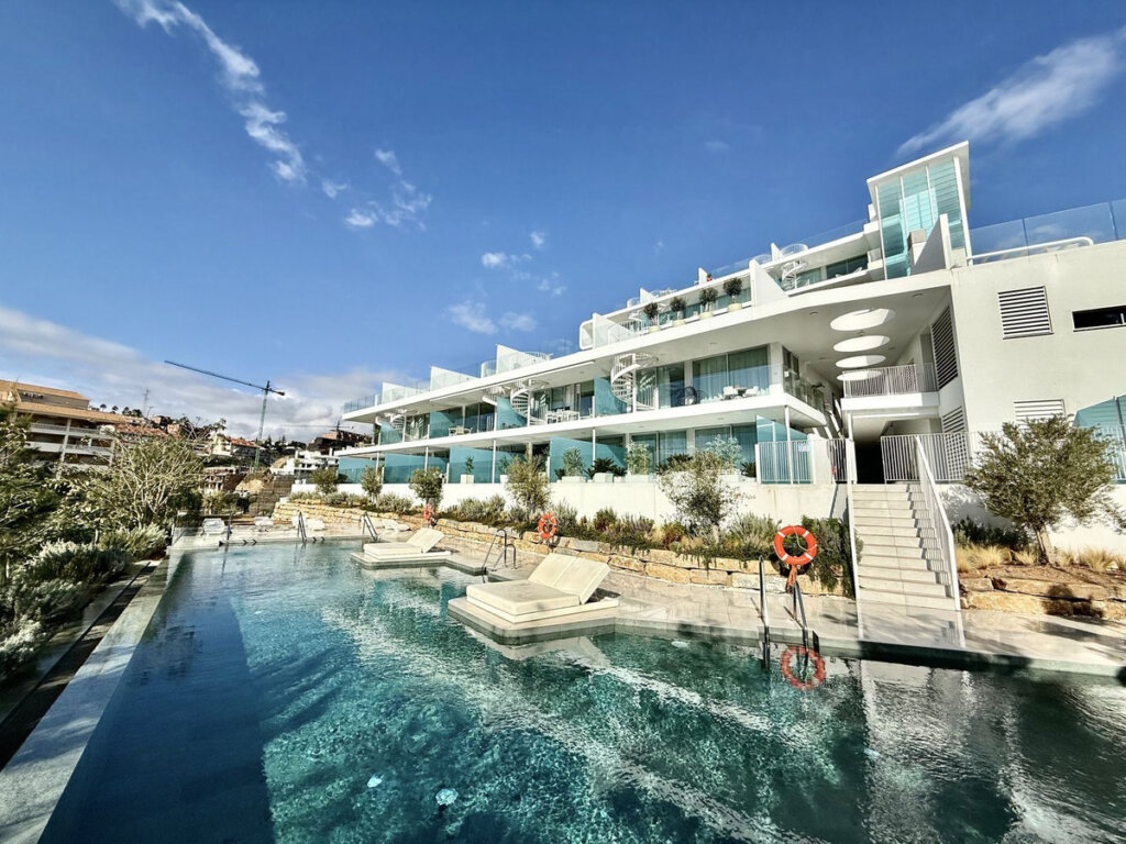 Furnished 2 Bedroom Apartment with Terrace for Rent in Fuengirola