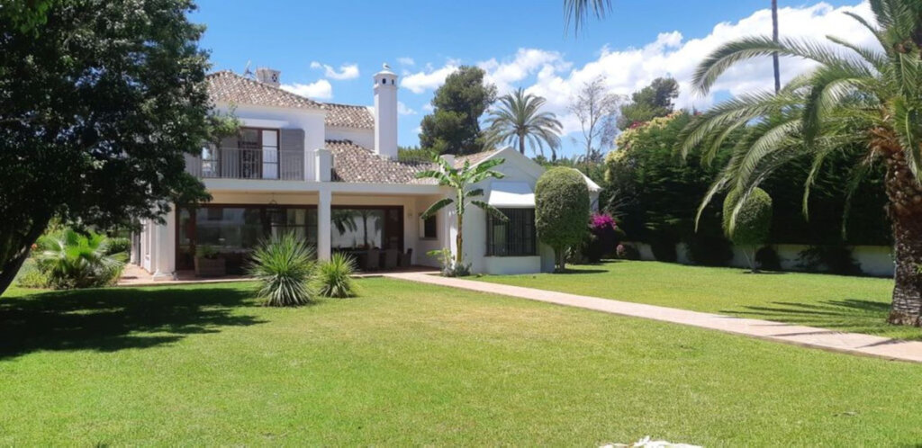 Furnished 5 Bedroom Private Villa with Terrace for Rent in Guadalmina Baja, San Pedro Alcántara