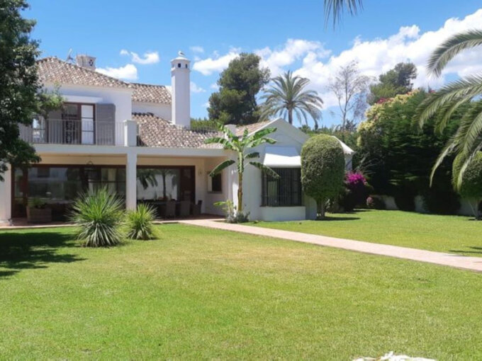 Furnished 5 Bedroom Private Villa with Terrace for Rent in Guadalmina Baja, San Pedro Alcántara
