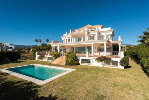 7 Bedroom Private Villa with Terrace for Sale in Los Flamingos, Benahavís
