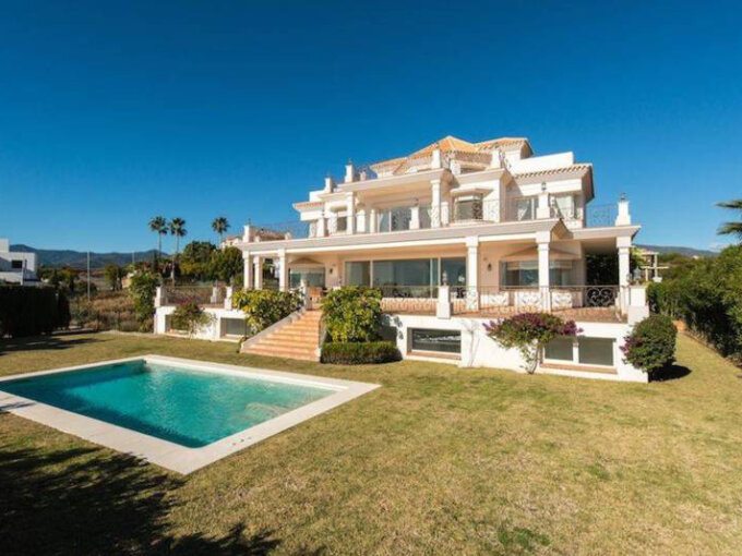 7 Bedroom Private Villa with Terrace for Sale in Los Flamingos, Benahavís