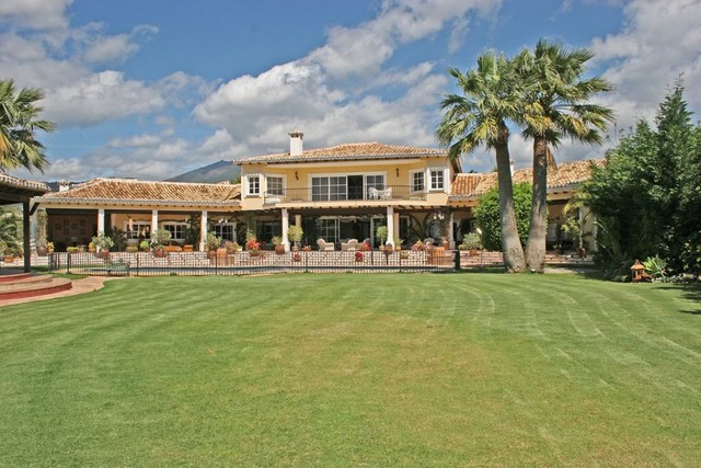 Furnished 8 Bedroom Private Villa for Rent in Nueva Andalucía, Marbella