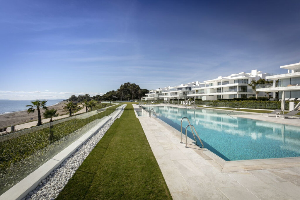 4 Bedroom Apartment with Terrace for Sale in Estepona