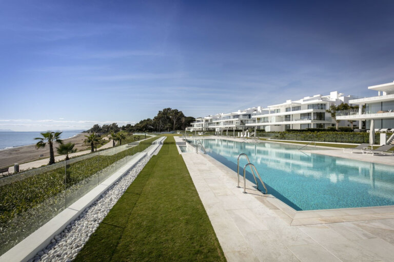 4 Bedroom Apartment with Terrace for Sale in Estepona
