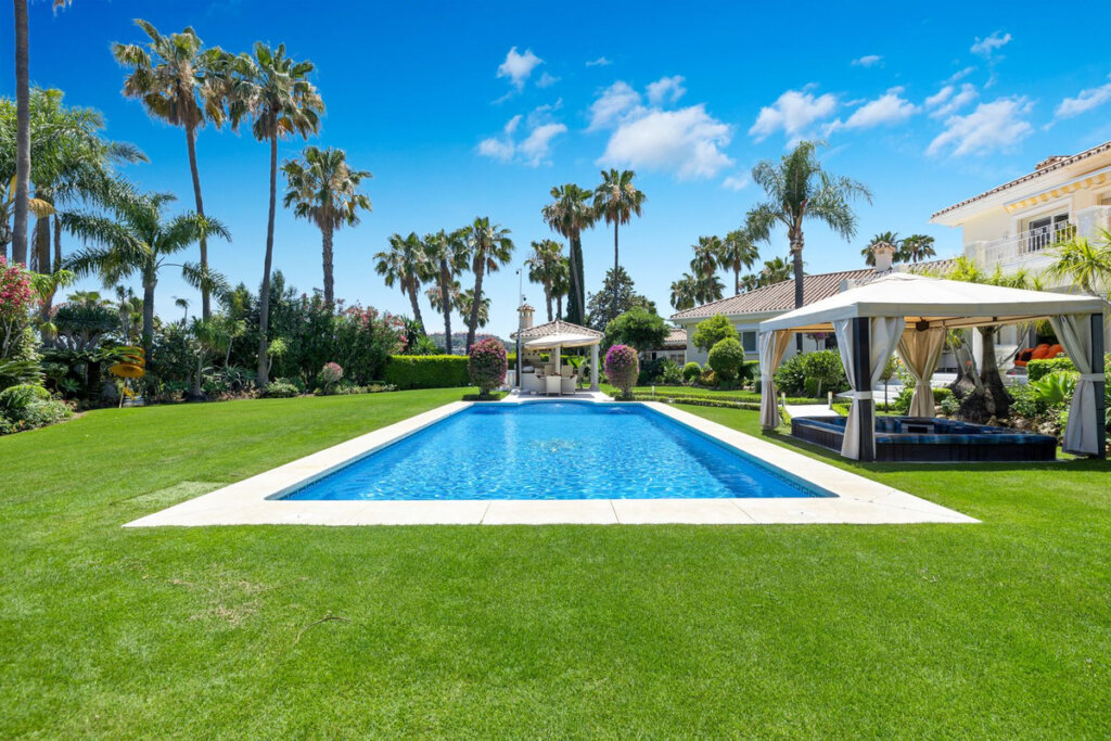 6 Bedroom Private Villa with Terrace for Sale in Nueva Andalucía, Marbella
