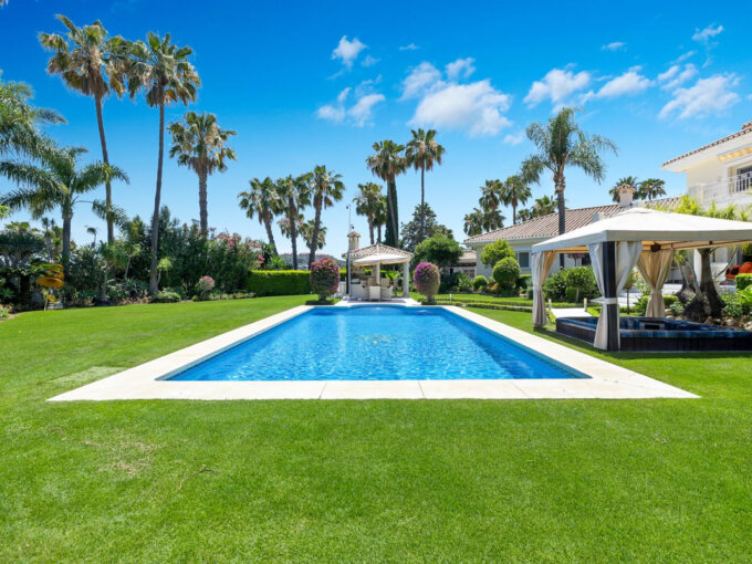 6 Bedroom Private Villa with Terrace for Sale in Nueva Andalucía, Marbella