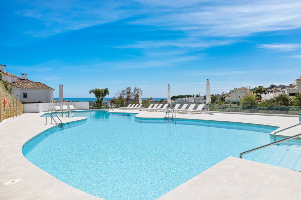 7 Bedroom Apartment with Terrace for Sale in Nueva Andalucía, Marbella