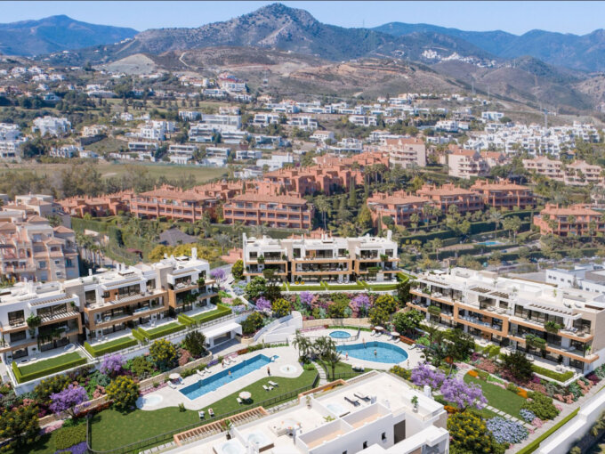 3 Bedroom Apartment with Terrace for Sale in Atalaya, Estepona