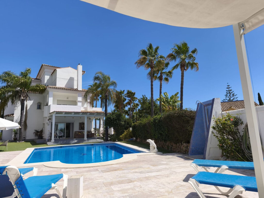 Furnished 5 Bedroom Private Villa for Rent in Estepona