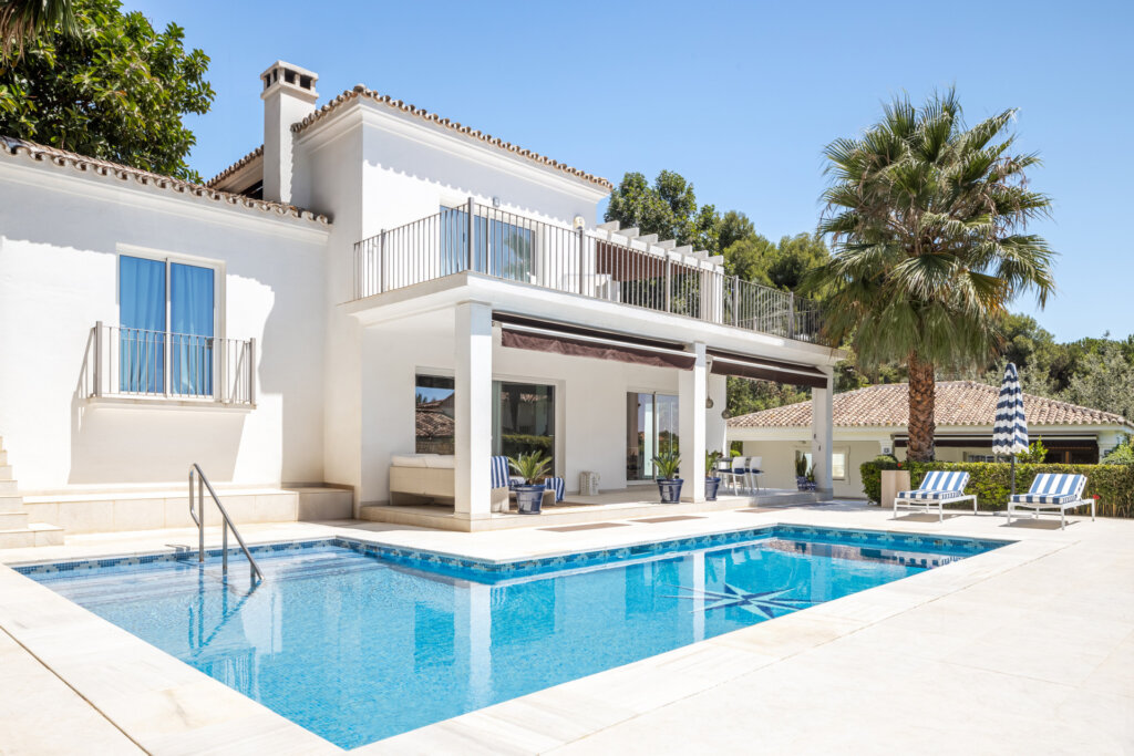 Furnished 4 Bedroom Private Villa for Rent in Cascada de Camojan, Milla de Oro, Marbella