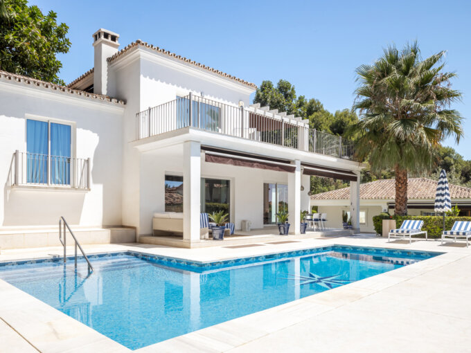 Furnished 4 Bedroom Private Villa for Rent in Cascada de Camojan, Milla de Oro, Marbella