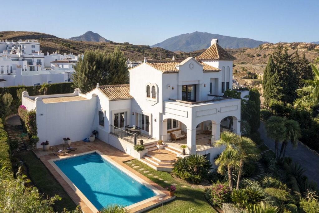 Furnished 5 Bedroom Private Villa with Terrace for Rent in Benahavís