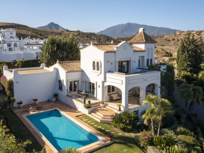 Furnished 5 Bedroom Private Villa with Terrace for Rent in Benahavís