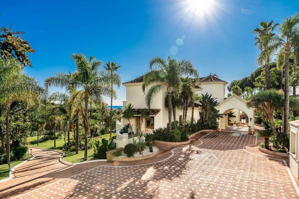 16 Bedroom Private Villa for Rent in El Paraíso, Estepona
