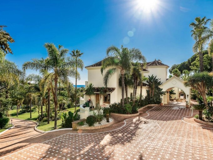16 Bedroom Private Villa for Rent in El Paraíso, Estepona