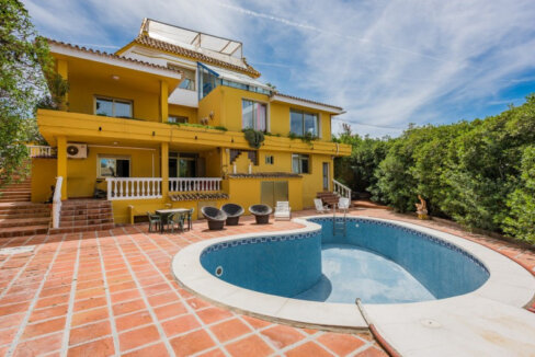 9 Bedroom Private Villa for Sale in El Rosario, Marbella