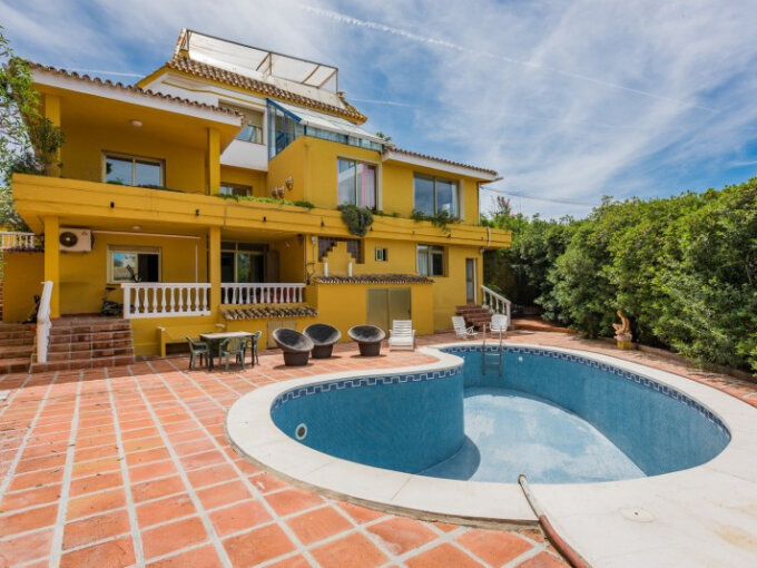 9 Bedroom Private Villa for Sale in El Rosario, Marbella