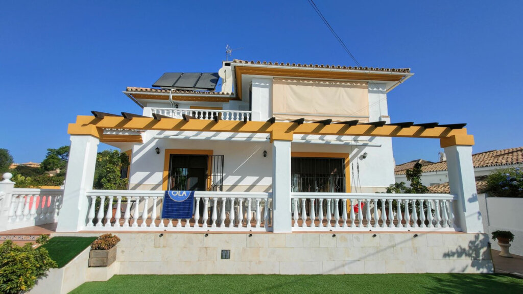 6 Bedroom Private Villa with Terrace for Sale in San Pedro de Alcántara
