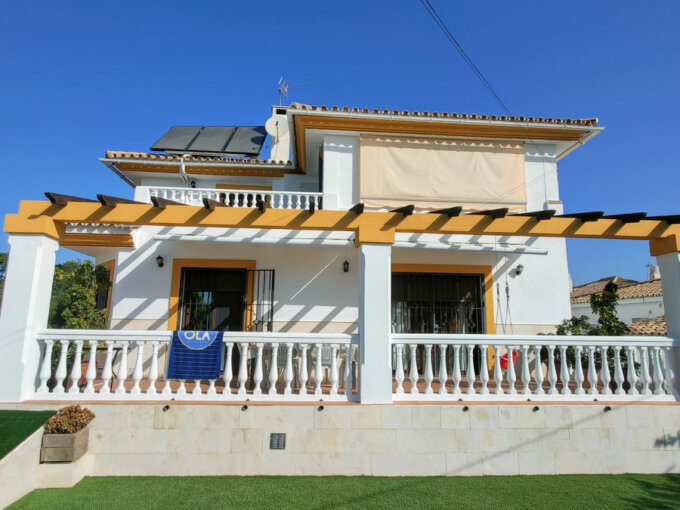6 Bedroom Private Villa with Terrace for Sale in San Pedro de Alcántara